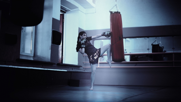 Kickboxerin beim Training am Sandsack